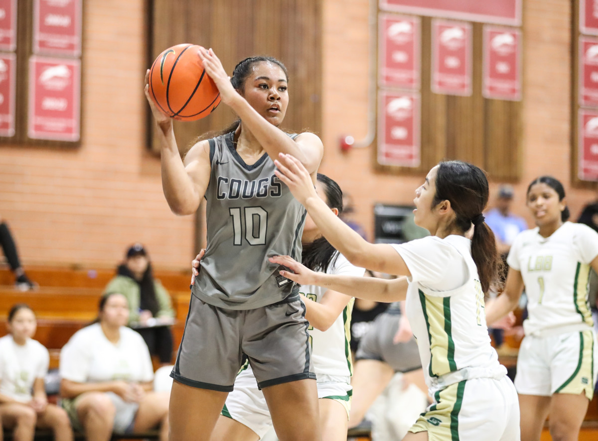 Carondelet 5-11 sophomore Layla Dixon (10). 